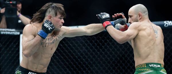 Diego Lopes (vlevo) a Alexander Volkanovski se na UFC 325 střetnou v boji o pás šampiona pérové váhy.