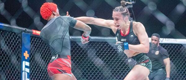 Češka Lucie Pudilová (vpravo) se prosadila i v UFC, dnes je hvězdou turnaje Oktagon 83