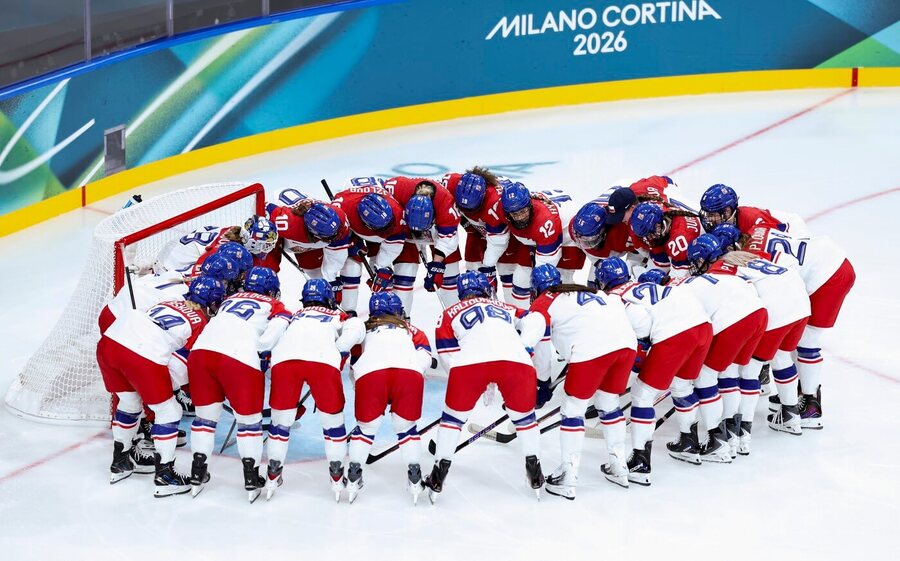 Česká ženská hokejová reprezentace, fotka z&nbsp;prvního zápasu národního výběru na ZOH 2026