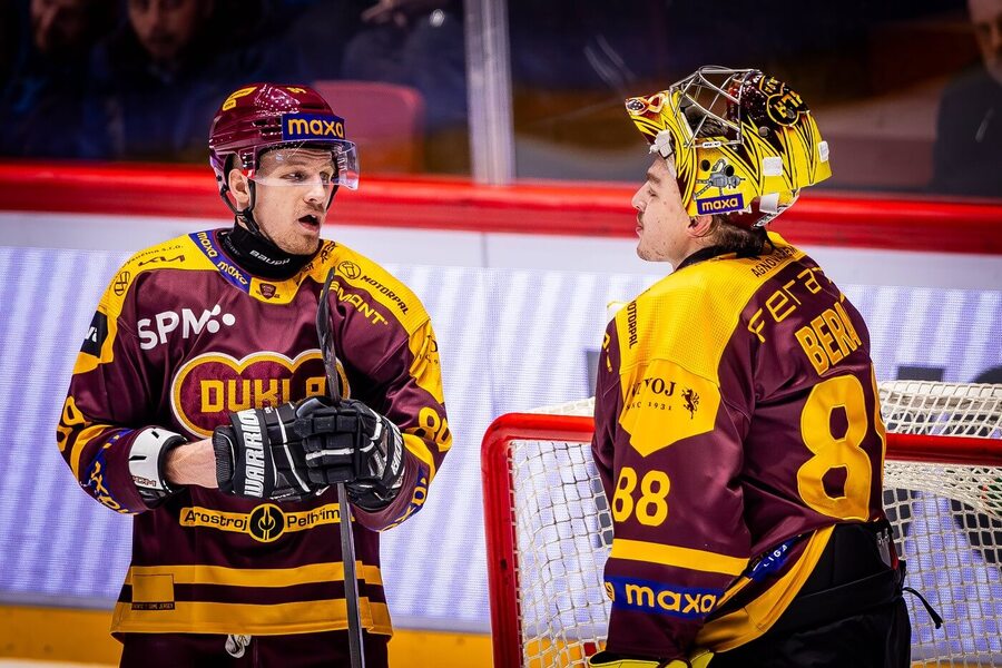 Zleva Filip Dundáček a&nbsp;Adam Beran z&nbsp;Dukly Jihlava v&nbsp;utkání hokejové Maxa ligy proti Kolínu