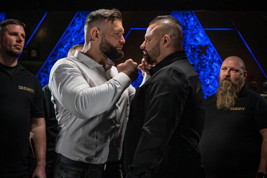 Staredown Michala Kotalíka s&nbsp;Tomášem Pollákem. Sledujte live report turnaje Clash 15 v&nbsp;našem článku.