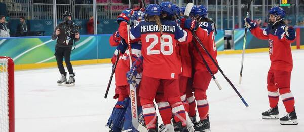 České hokejistky oslavují výhru nad Finkami