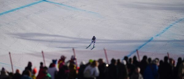Záběr na závodníka při sjezdu, alpské lyžování