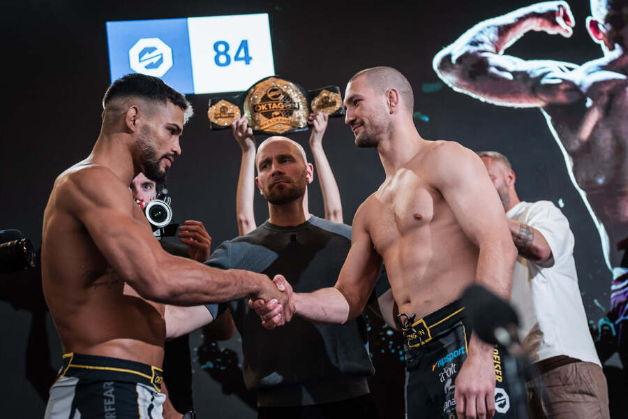 Kaik Brito (vlevo) a&nbsp;Rony Paradeiser si podávají ruce před turnajem Oktagon 84