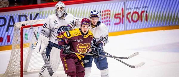 Střetnutí mezi Kolínem a Jihlavou. Na fotce jihlavský forvard Richard Cachnín a Tomáš Moravec, zadák Kolína