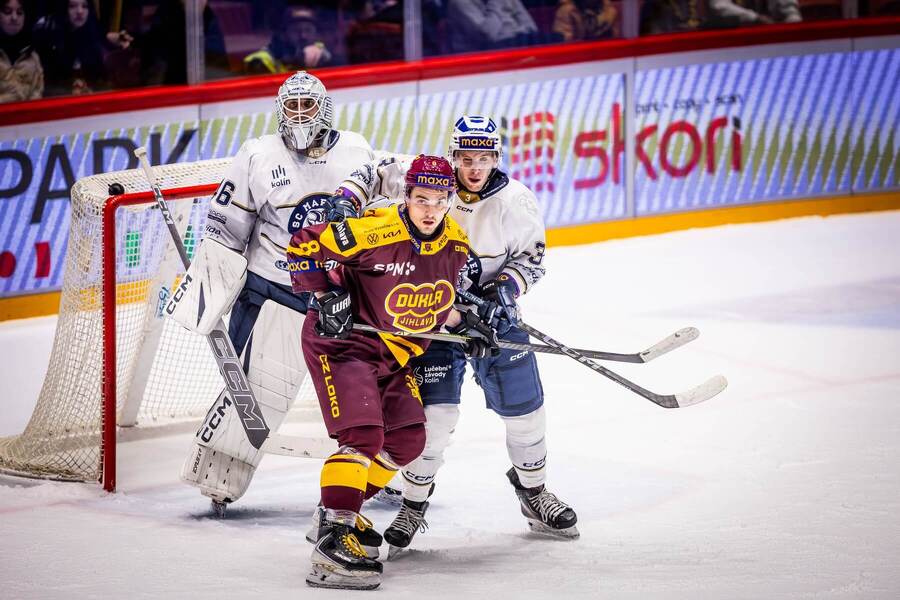 Střetnutí mezi Kolínem a&nbsp;Jihlavou. Na fotce jihlavský forvard Richard Cachnín a&nbsp;Tomáš Moravec, zadák Kolína