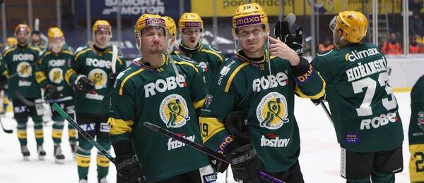 Vsetínští hokejisté si užívají výhru, v popředí Patrik Marcel (vlevo) a Pavel Klhůfek