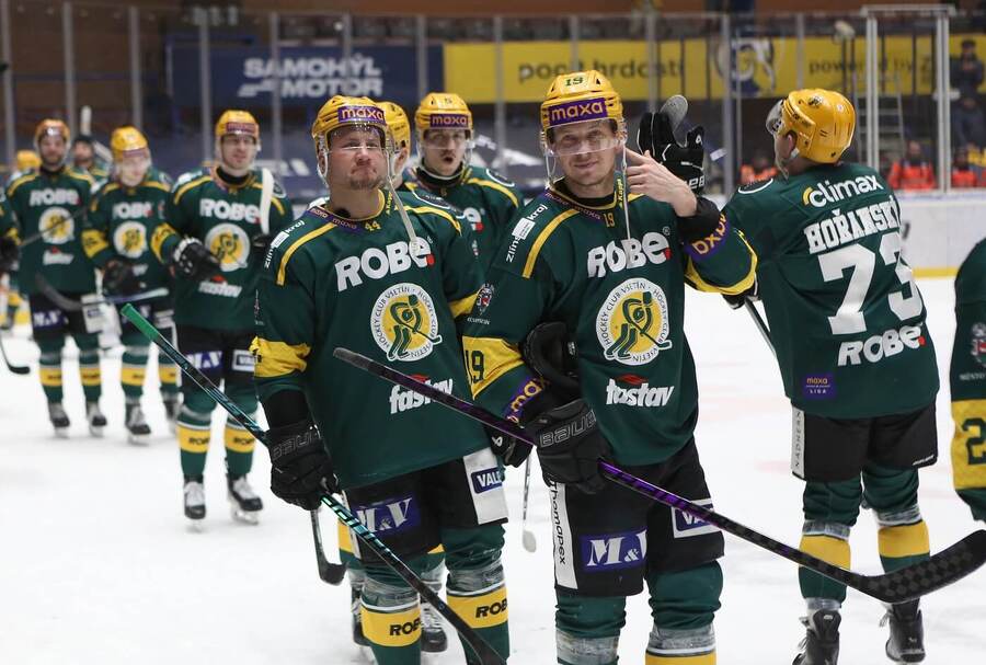 Vsetínští hokejisté si užívají výhru, v&nbsp;popředí Patrik Marcel (vlevo) a&nbsp;Pavel Klhůfek