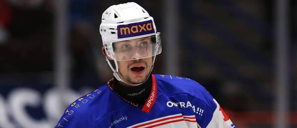 Útočník Poruby Petr Mrázek během prvoligového zápasu