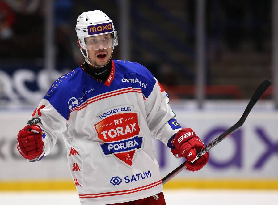 Útočník Poruby Petr Mrázek během prvoligového zápasu