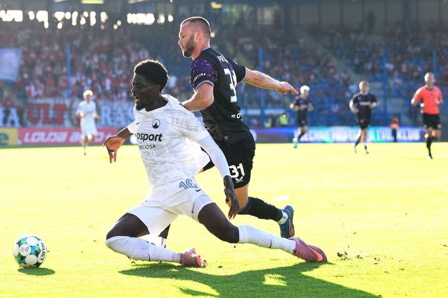 Ange N´Guessan a&nbsp;Erik Prekop v&nbsp;souboji v&nbsp;minulém vzájemném duelu Liberce se Slavií