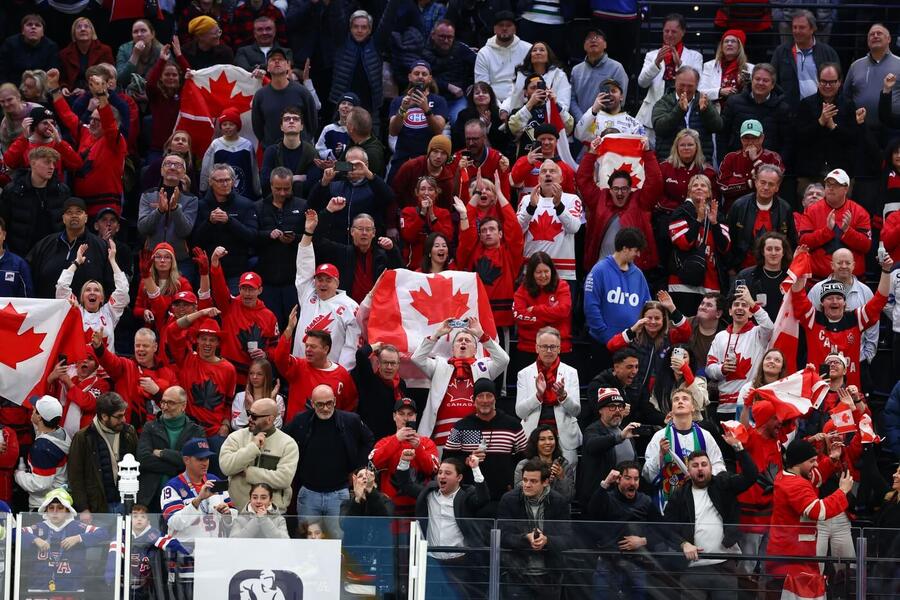 Fanoušci kanadské reprezentace v&nbsp;hledišti PalaItalia