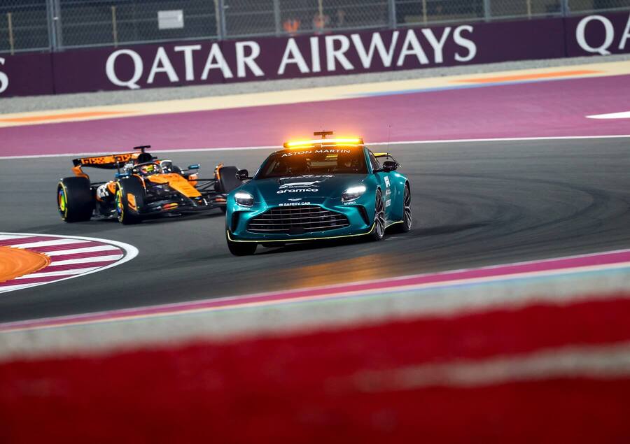 Safety car v&nbsp;akci během závodu F1 v&nbsp;Kataru