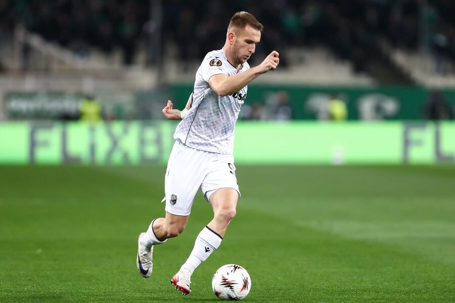 Amar Memić během zápasu Plzně na hřišti Panathinaikosu