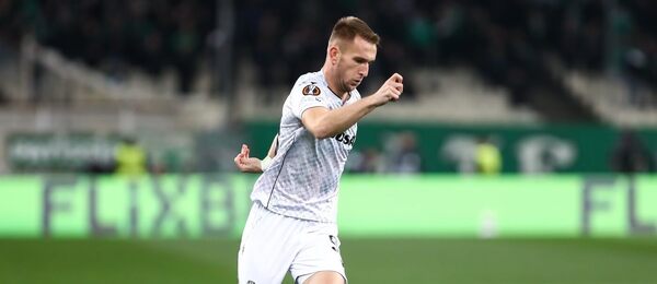 Amar Memić během zápasu Plzně na hřišti Panathinaikosu