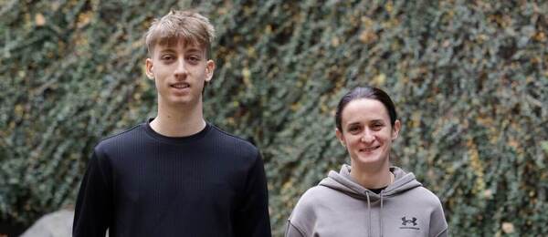 Metoděj Jílek a Martina Sáblíková pózují s bruslemi