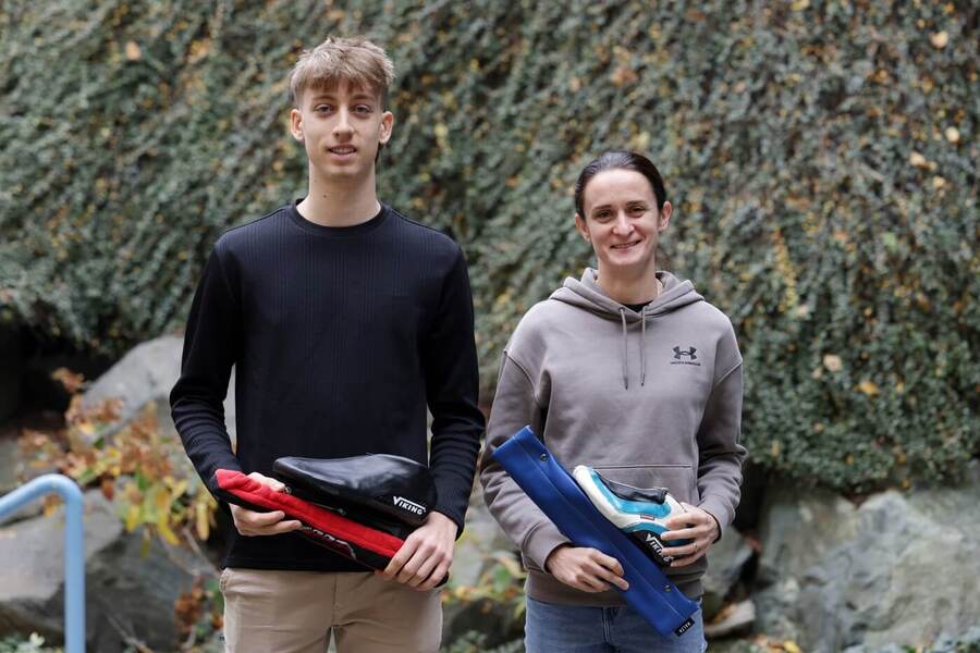 Metoděj Jílek a&nbsp;Martina Sáblíková pózují s&nbsp;bruslemi