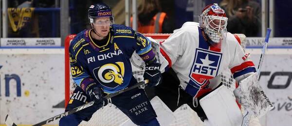 Střetnutí 12. kola Maxa ligy 2025/26: Vlevo na snímku zlínský forvard Robert Říčka a brankář Třebíče Jan Mičán