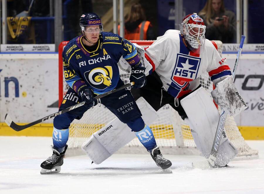 Střetnutí 12. kola Maxa ligy 2025/26: Vlevo na snímku zlínský forvard Robert Říčka a&nbsp;brankář Třebíče Jan Mičán