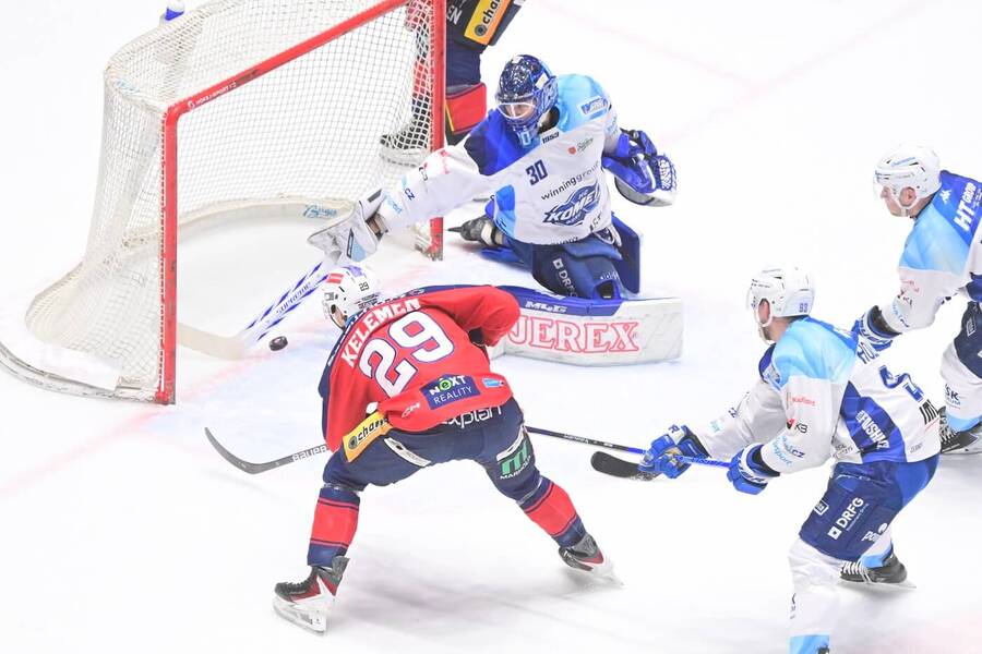 Pardubický Miloš Kelemen střílí do odkryté brněnské branky