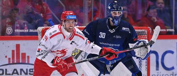 Zápas 36. kola TELH 2025/2026: Na snímku třinecký útočník Ondřej Kovařčík a brankář Komety Brno Aleš Stezka