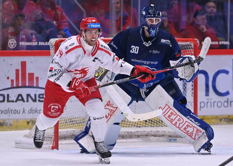 Zápas 36. kola TELH 2025/2026: Na snímku třinecký útočník Ondřej Kovařčík a&nbsp;brankář Komety Brno Aleš Stezka