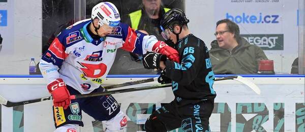 Na fotce bojují o puk obránce Pardubic Tomáš Dvořák (vlevo) a karlovarský útočník Jan Bambula