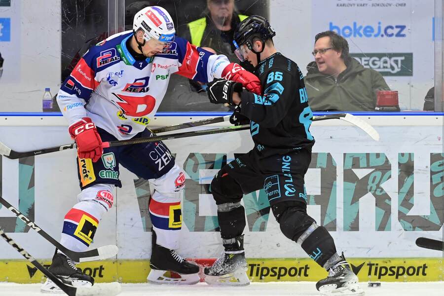 Na fotce bojují o&nbsp;puk obránce Pardubic Tomáš Dvořák (vlevo) a&nbsp;karlovarský útočník Jan Bambula
