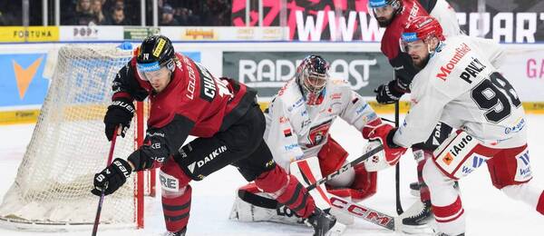 Útočník Sparty Praha Filip Chlapík s pukem u branky Mountfieldu HK při utkání Tipsport extraligy