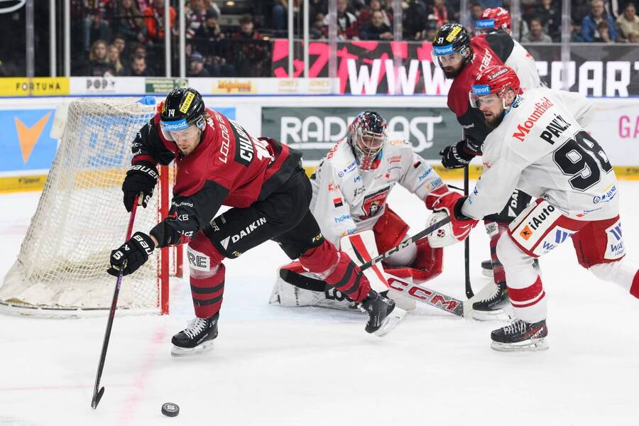 Útočník Sparty Praha Filip Chlapík s&nbsp;pukem u&nbsp;branky Mountfieldu HK při utkání Tipsport extraligy