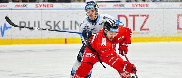 Duel Liberce s Olomoucí: V souboji obránce Bílých Tygrů Denis Zeman (vlevo) a olomoucký forvard Jakub Doktor