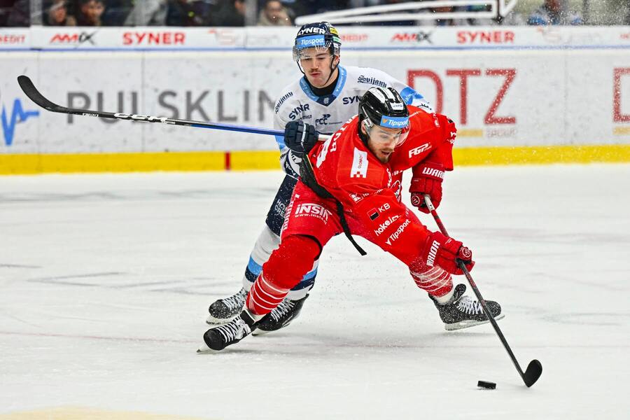 Duel Liberce s&nbsp;Olomoucí: V souboji obránce Bílých Tygrů Denis Zeman (vlevo) a&nbsp;olomoucký forvard Jakub Doktor