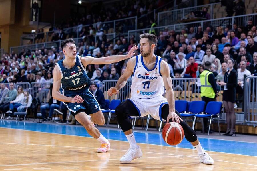 Český reprezentant Tomáš Kyzlink v&nbsp;úniku do koše