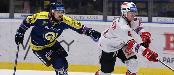 Duel 43. kola Maxa ligy: Na fotce obránce Zlína Tomáš Ondračka (vlevo) a Dominik Pavlata, útočník pardubické rezervy