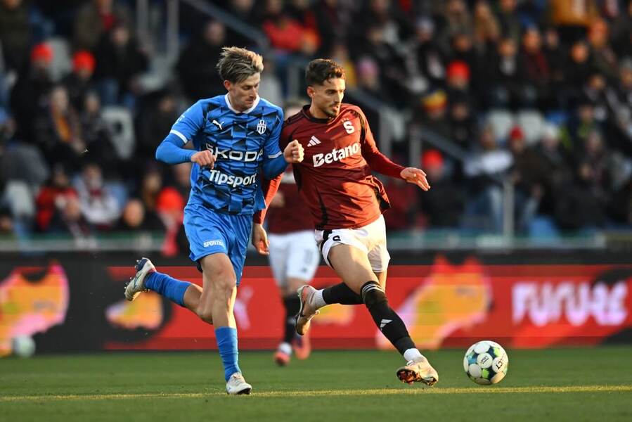 Roman Macek z&nbsp;Mladé Boleslavi a&nbsp;Albion Rrahmani ze Sparty v&nbsp;souboji, 16. kolo Chance Ligy 2025–26