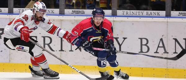 Zápas 17. kola Maxa ligy 2025/26: Na fotce zleva Marek Voženílek, obránce pardubické rezervy, a zlínský útočník Jaromír Kverka