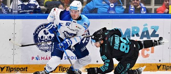 Puku se zmocňuje Filip Král, vedle něj padá Jan Bambula