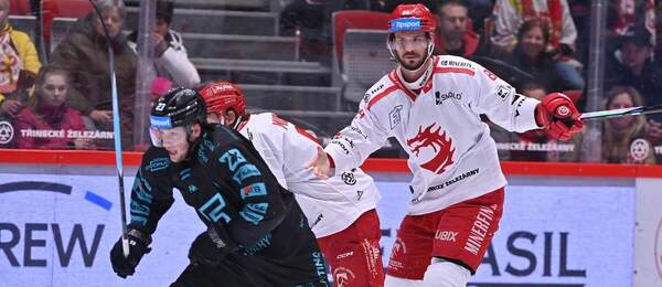 Střetnutí 39. kola ELH 2025/26 - Zleva na snímku karlovarský útočník Vít Jiskra a Tomáš Kundrátek, bek ve službách Třince