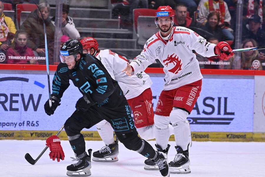 Střetnutí 39. kola ELH 2025/26 - Zleva na snímku karlovarský útočník Vít Jiskra a&nbsp;Tomáš Kundrátek, bek ve službách Třince