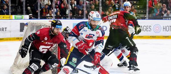 Zápas 39. kola TELH 2025/26: Zleva na fotce sparťanský obránce Aaron Irving a Robert Kousal, forvard ve službách Pardubic