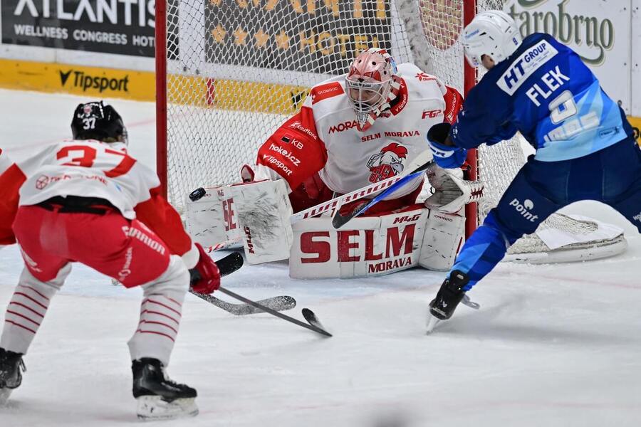 Jakub Flek střílí na Matěje Machovského