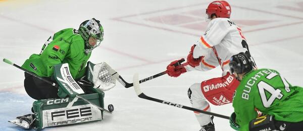 Vojtěch Mokry kryje pokus Aleše Jergla