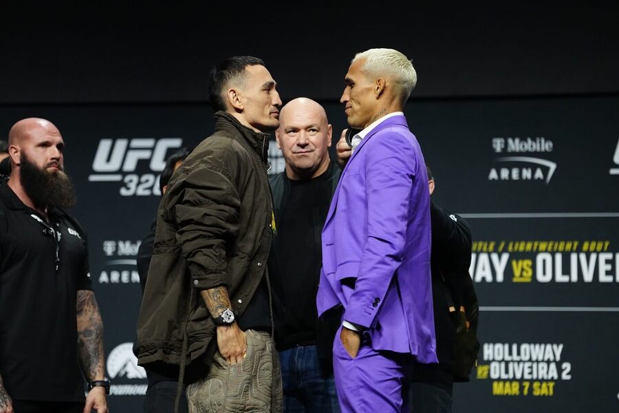 Max Holloway (vlevo) a&nbsp;Charles Oliveira se na UFC 326 utkají o&nbsp;speciální BMF opasek