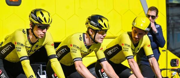 Závod Paříž-Nice, na fotce závodníci týmu Visma Lease A Bike