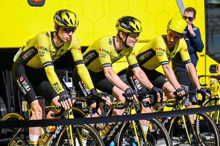 Závod Paříž-Nice, na fotce závodníci týmu Visma Lease A Bike