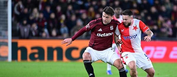 Kaan Kairinen a Vasil Kušej během podzimního derby pražských S
