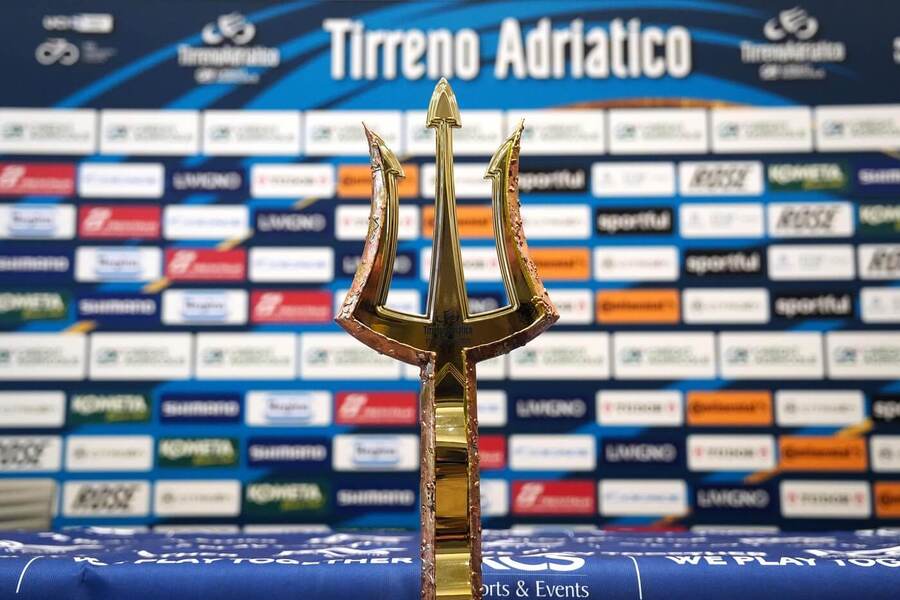 Trofej pro vítěze závodu Tirreno-Adriatico