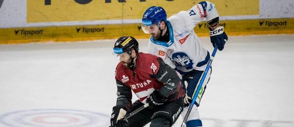 Zápas 51. kola ELH 2025/26: Zleva na fotce sparťanský forvard Tomáš Hyka a Martin Procházka, útočník v barvách Kladna