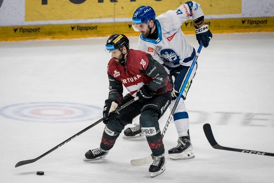 Zápas 51. kola ELH 2025/26: Zleva na fotce sparťanský forvard Tomáš Hyka a&nbsp;Martin Procházka, útočník v&nbsp;barvách Kladna