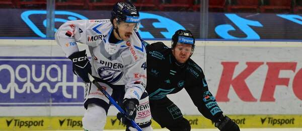 Duel 27. kola TELH 2025/2026: Na snímku vítkovický bek Joe Leahy a za ním Nick Jones, útočník hájící barvy Karlových Varů